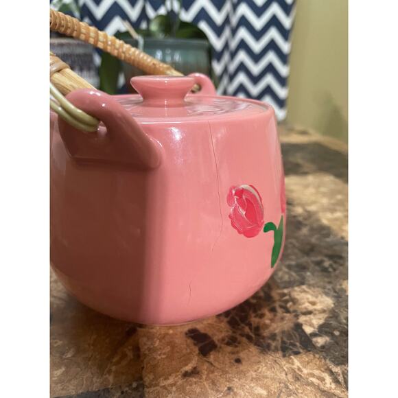 Vintage pink ceramic hand painted tea set with woven handle. - Picture 7 of 11